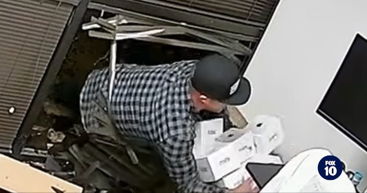 Burglar broke in to steal Mac minis but left with empty boxes, leaving the computers in plain sight