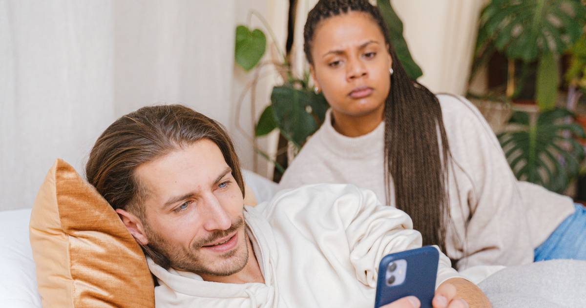 Husband tried to hide his WhatsApp status about another woman from his wife — until a friend sent a screenshot that ended their marriage