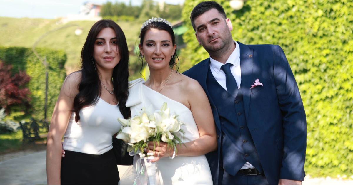 Mom wore white to daughter’s civil wedding, apologized, and promised not to repeat it — then showed up to the church ceremony in light beige