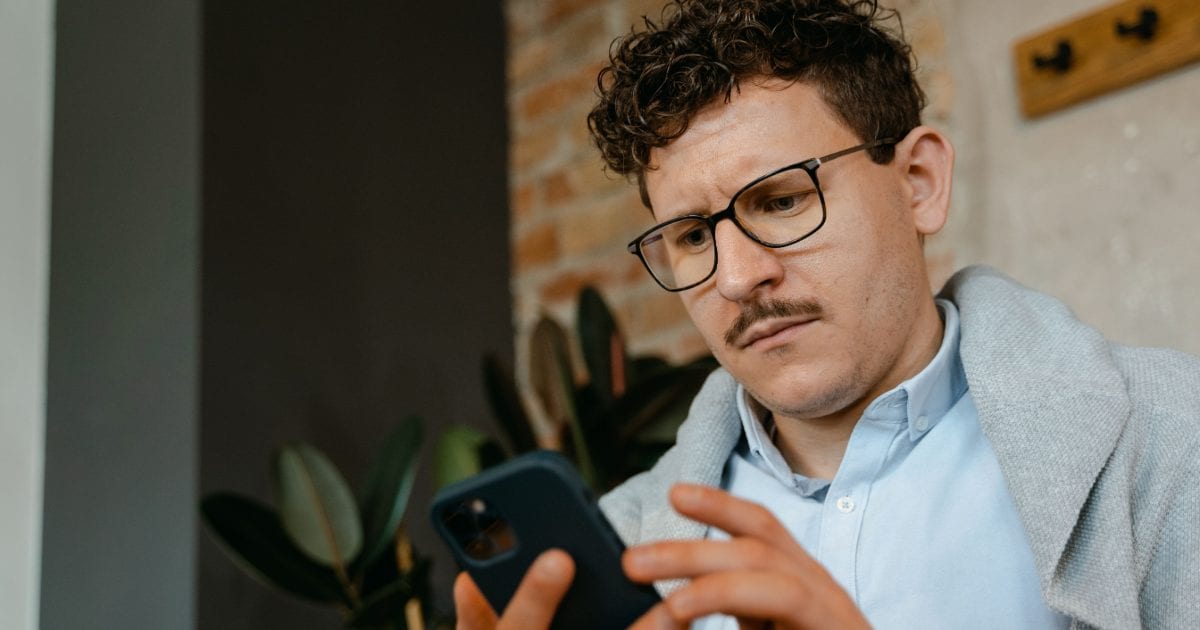 He noticed girlfriend guarding her phone and sending Snapchat selfies elsewhere — checking it revealed a months-long streak with another guy