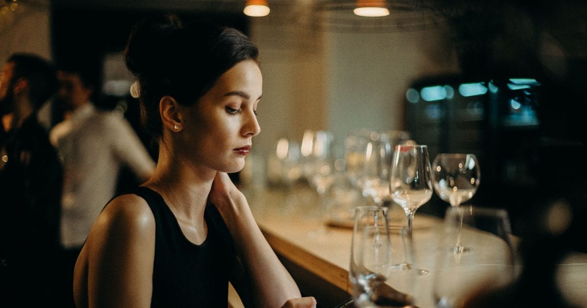 Woman ate and left after date stood her up over parking issues. 10 minutes later, he returned with a strange apology and offer