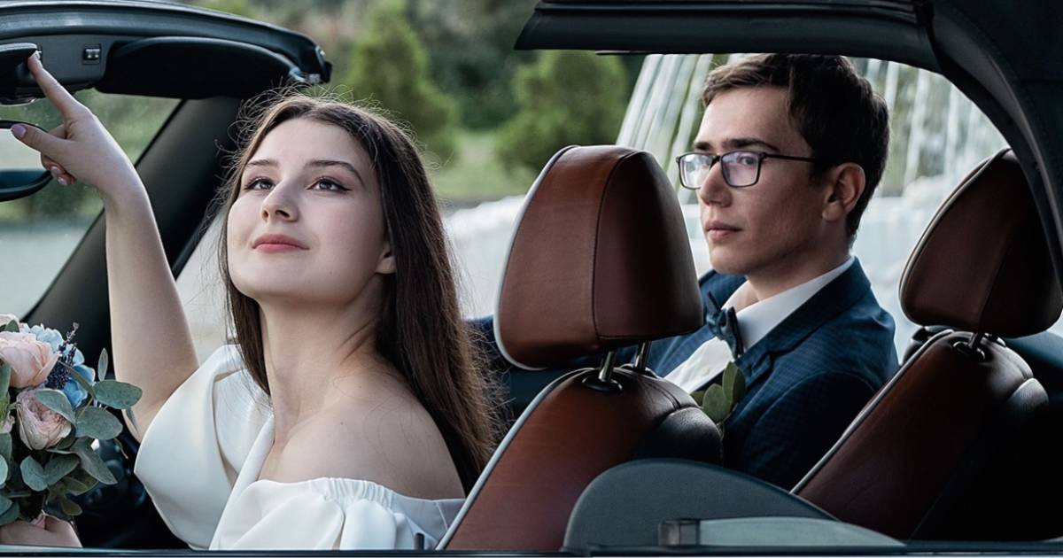 Cop pulled over newlyweds 5 minutes into their honeymoon drive and told groom he had an arrest warrant. Bride: 'My heart sank'