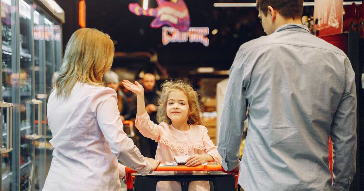 Shoppers pretended not to see a dad scream 'shut up' at his 7-year-old. One woman walked up and said 9 words the girl will never forget