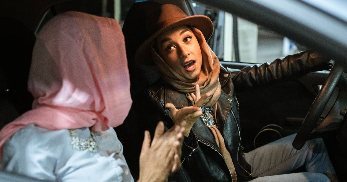 Birthday girl added 4 people to friend’s ride without asking, then demanded she make 2 trips — so her friend left them to find taxis at midnight