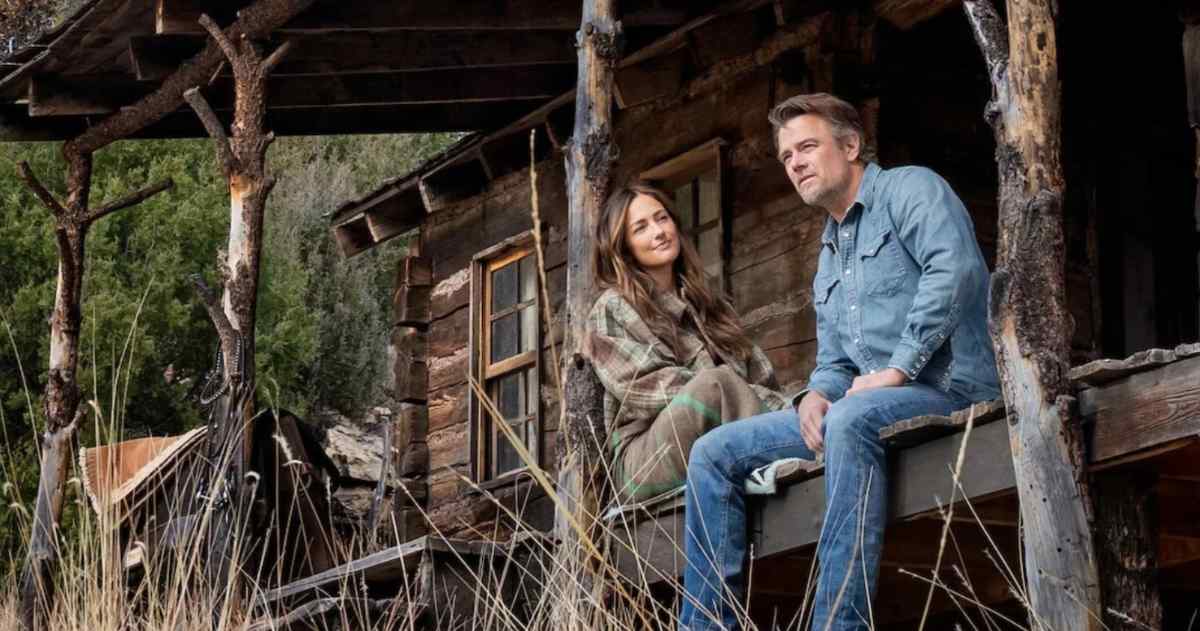 A still from ‘Ransom Canyon’ featuring Josh Duhamel as Staten Kirkland and Minka Kelly as Quinn O’Grady (Cover Image Source: Netflix | Photo by Jeff Neumann)