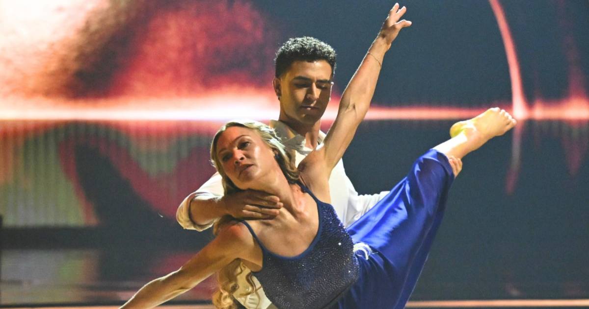 A still from ‘Dancing With the Stars’ Season 35 Dedication Night featuring Julia Stiles and Ezra Sosa (Cover Image Source: X | @officialdwts)