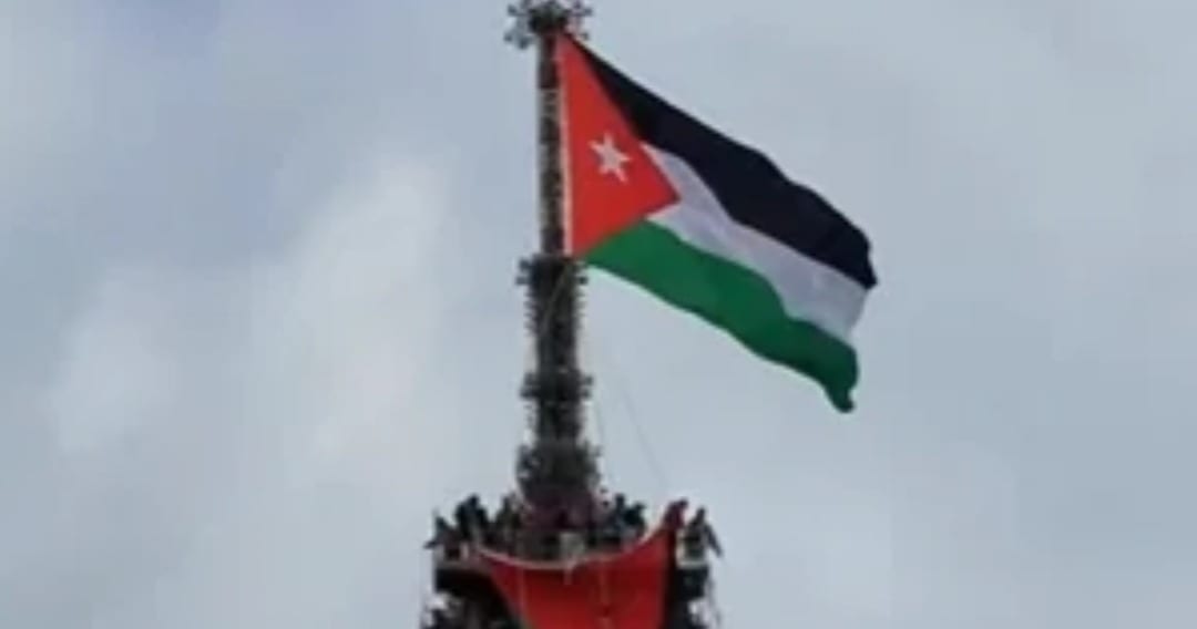 Fact Check: Does a video show a Palestinian flag atop Eiffel Tower during Paris riots?