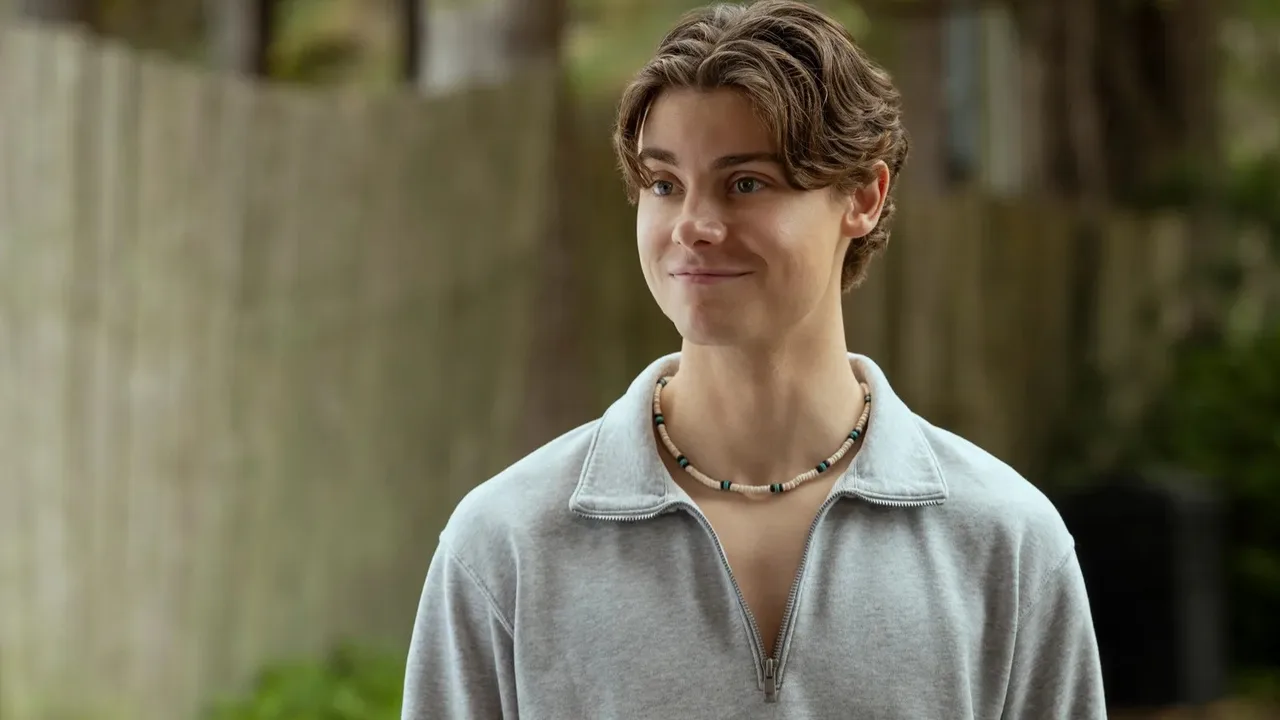 Carson MacCormac as young Charlie
