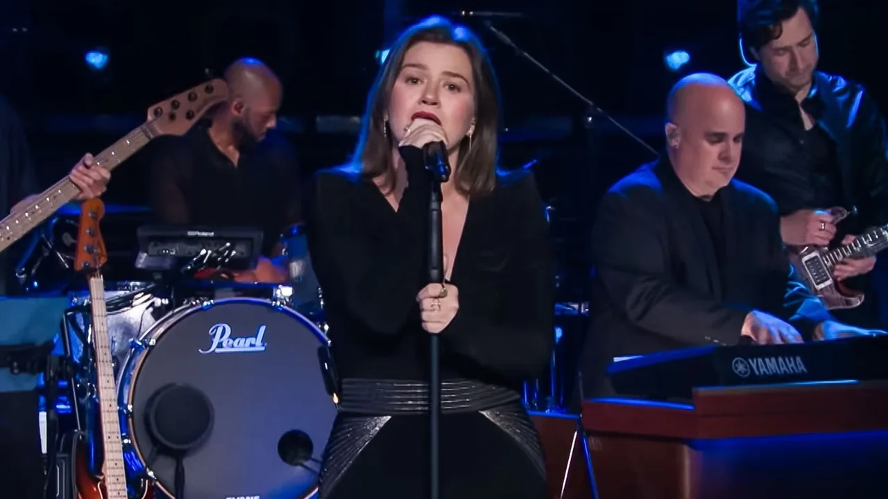 Kelly Clarkson sings Golden for her final Kellyoke segment (YouTube | The Kelly Clarkson Show)
