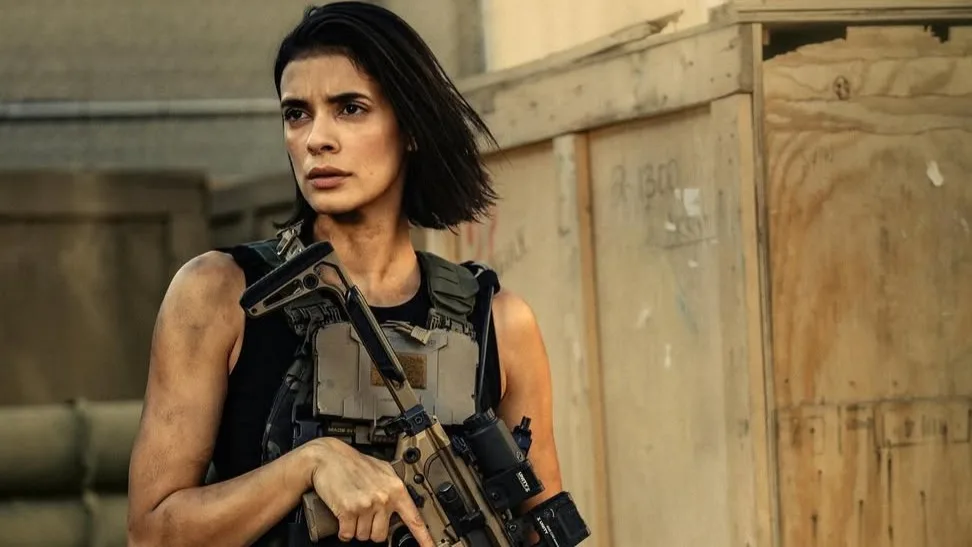 Laysla De Oliveira as Cruz Manuelos