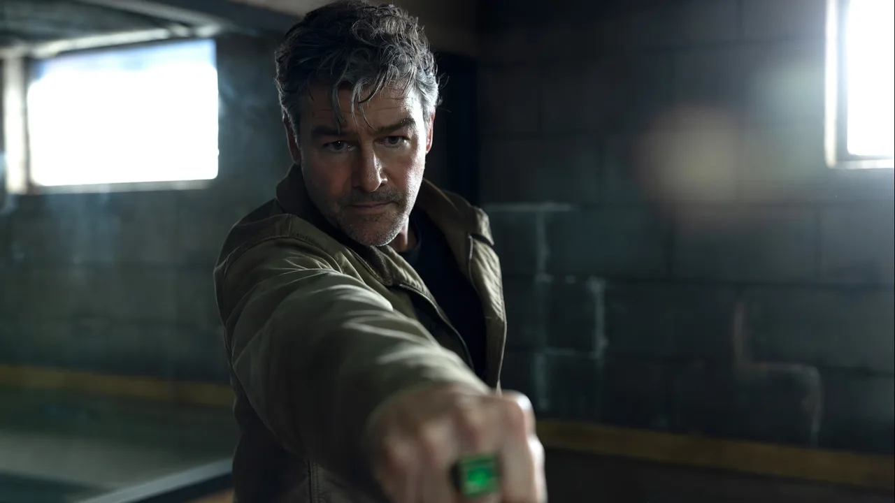 Kyle Chandler as Hal Jordan