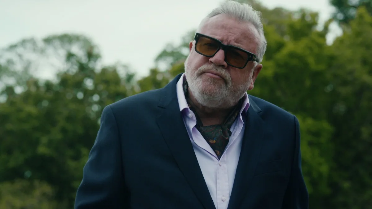 Ray Winstone as Bobby Glass