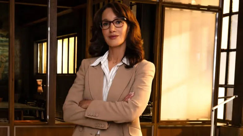 Jennifer Beals as Robyn Wells