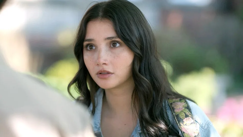 Amanda Arcuri as Skye Fraley