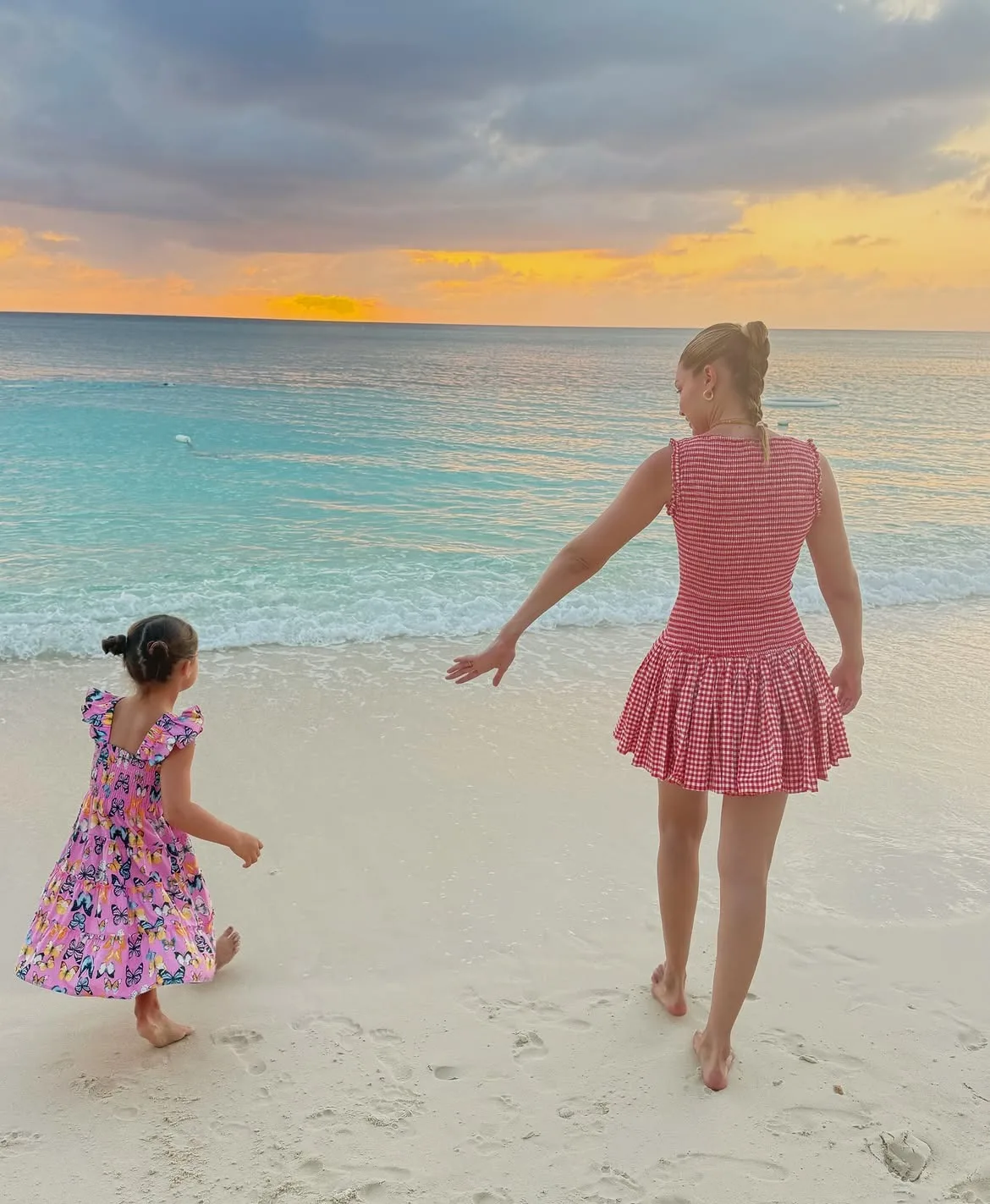 Gigi Hadid takes a stroll at the beach with daughter Khai