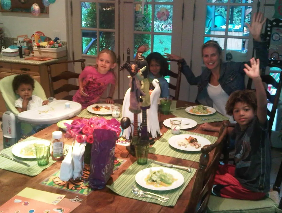 Toddler Lou enjoys family meal with her mom and siblings