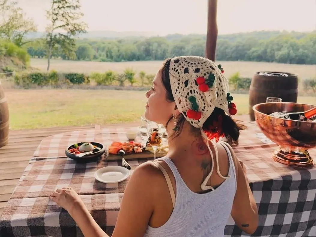 Selena Gomez enjoys a countryside lunch during Italian getaway
