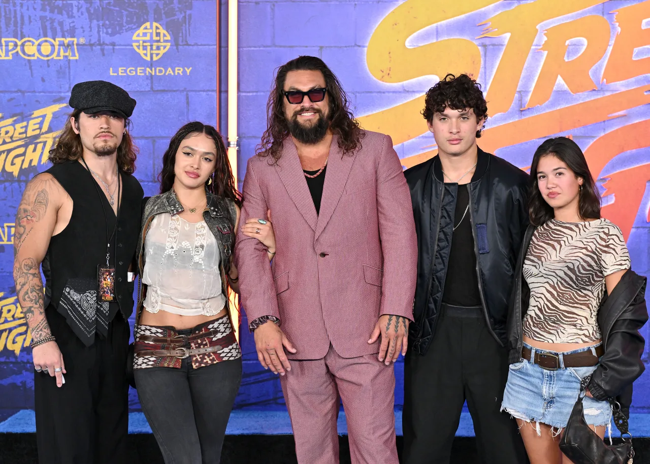 Jason Momoa smiles while posing with kids Lola and Nakoa-Wolf