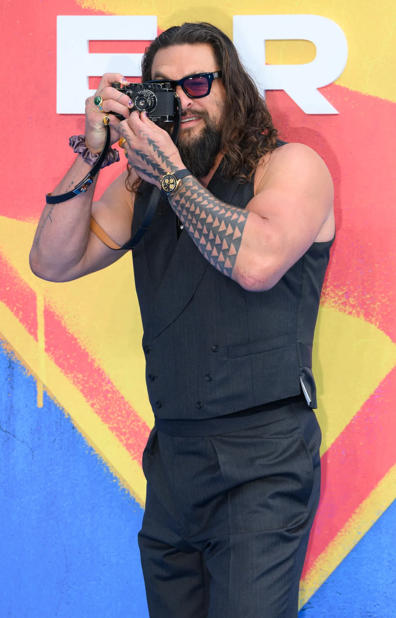 Jason Momoa turns the lens on photographers at the event