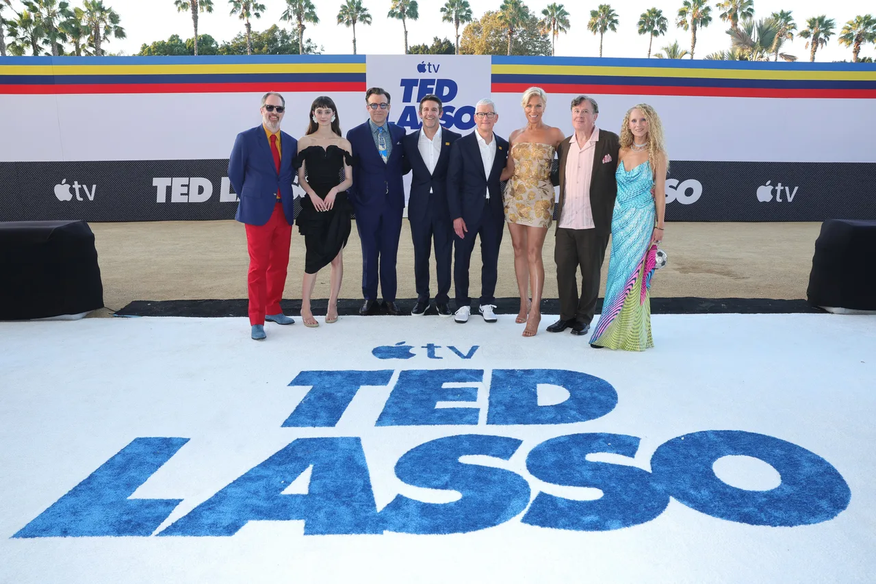 Jason Sudeikis reunites with 'Ted Lasso' cast at season 4 premiere