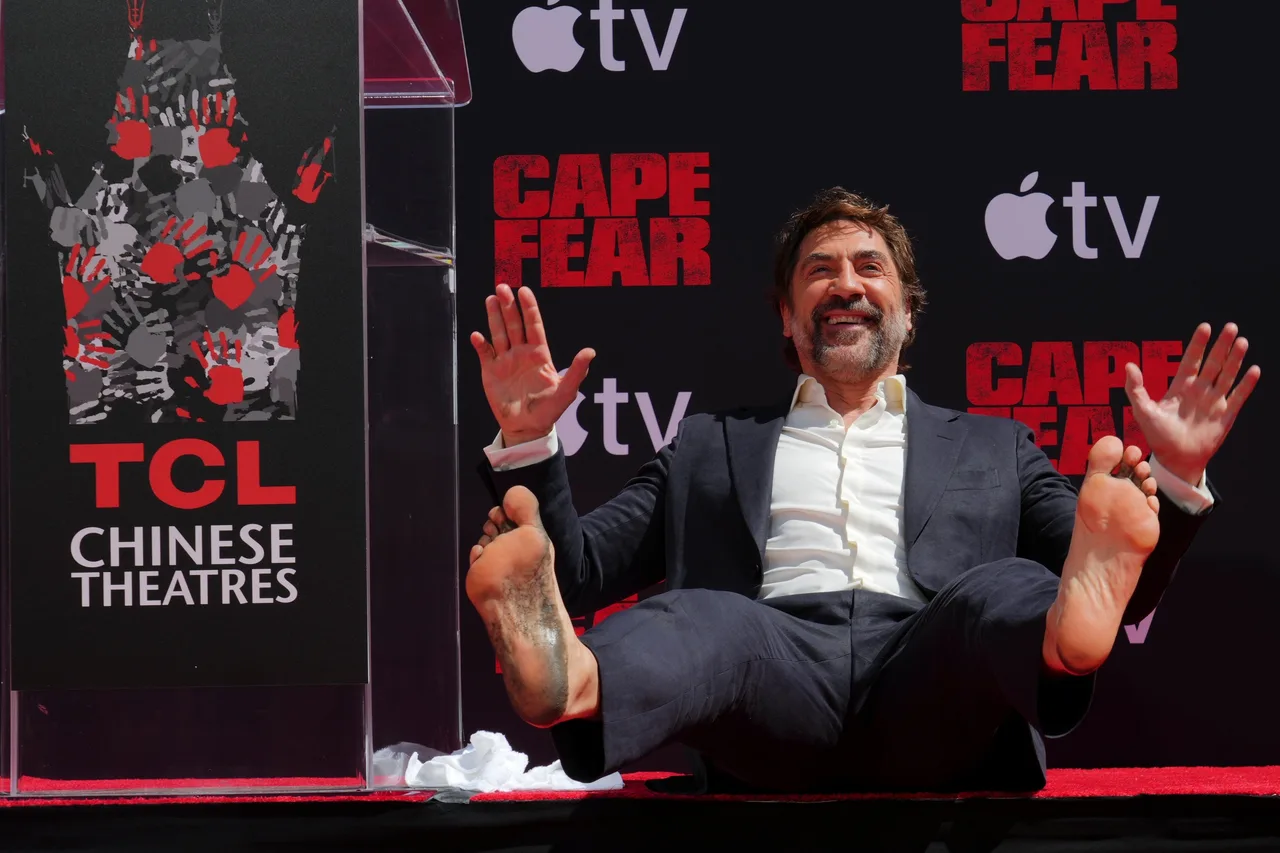 Javier Bardem wins hearts with goofy pose after unique 'noseprint' ceremony