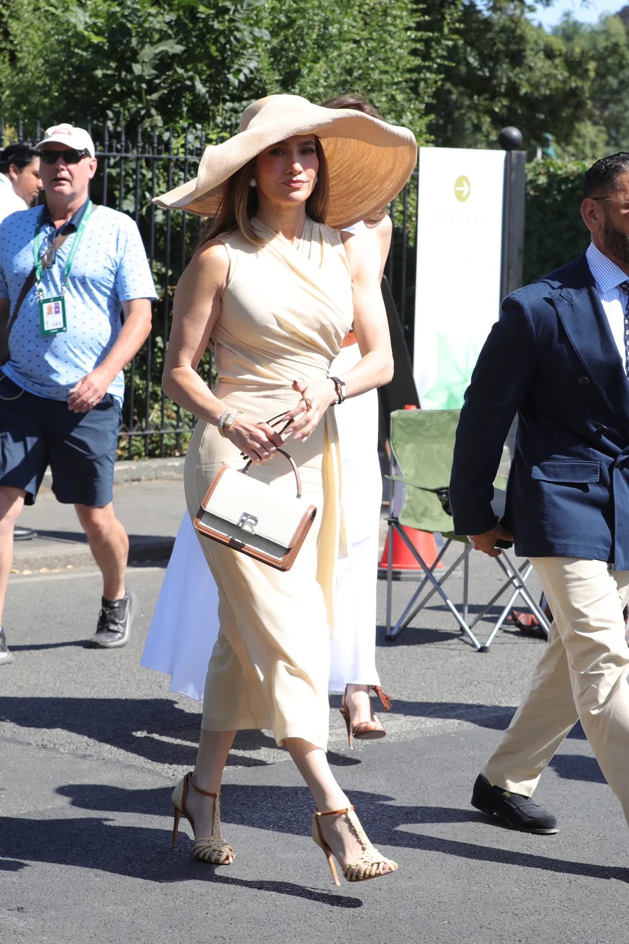Jennifer Lopez nails courtside glamour with elegant outfit
