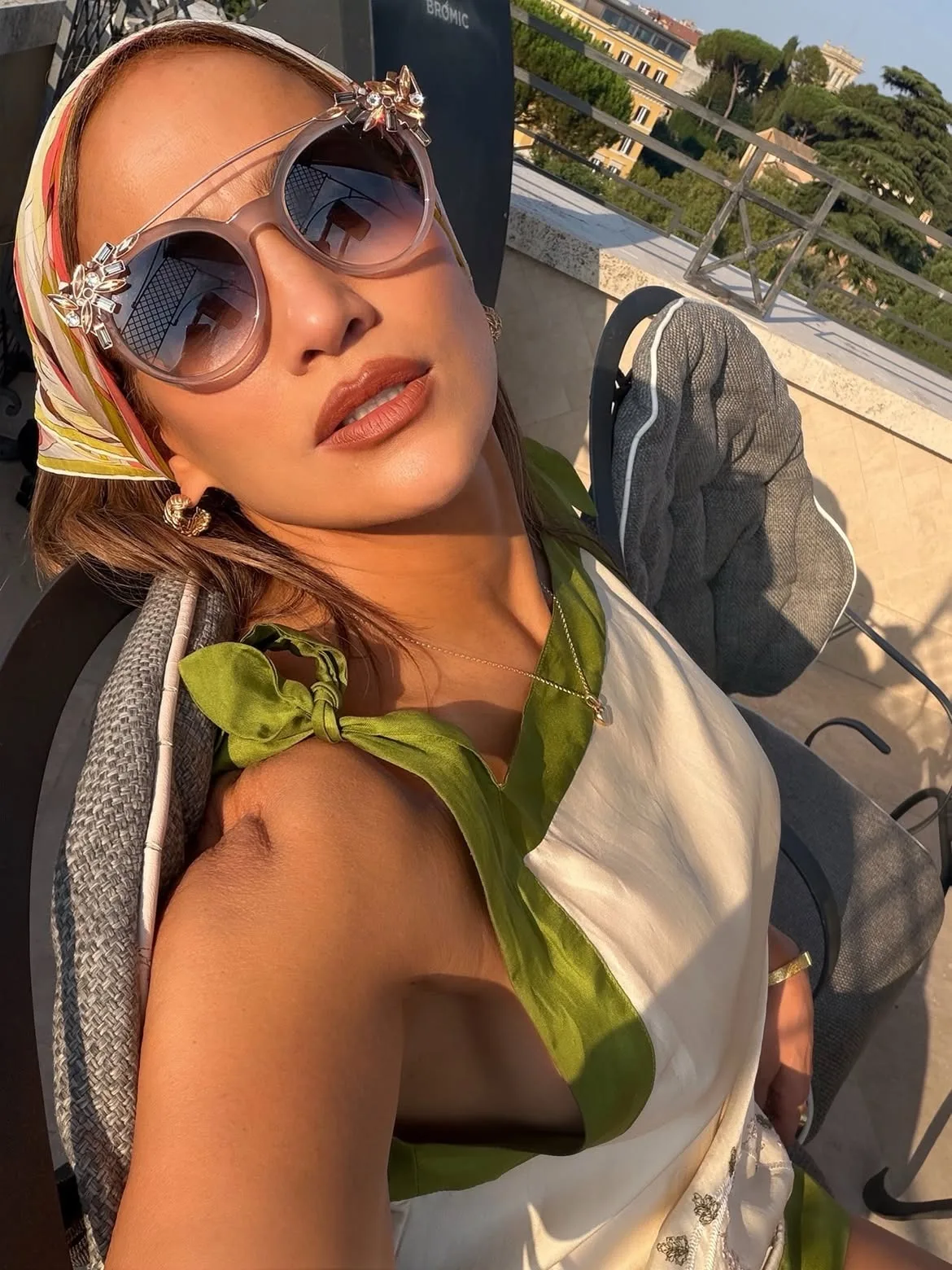Jennifer Lopez stuns in sun-kissed selfie