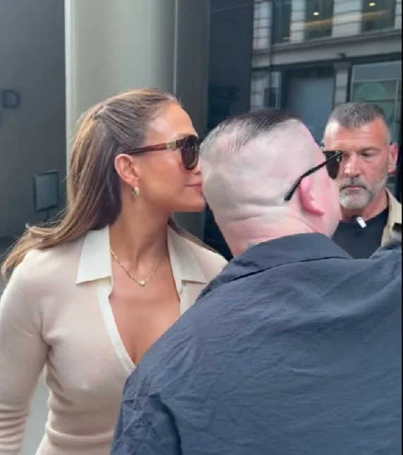 Jennifer Lopez shares a quick selfie moment