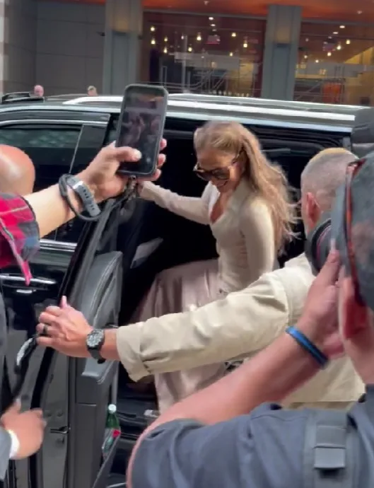 Jennifer Lopez draws crowd during New York outing
