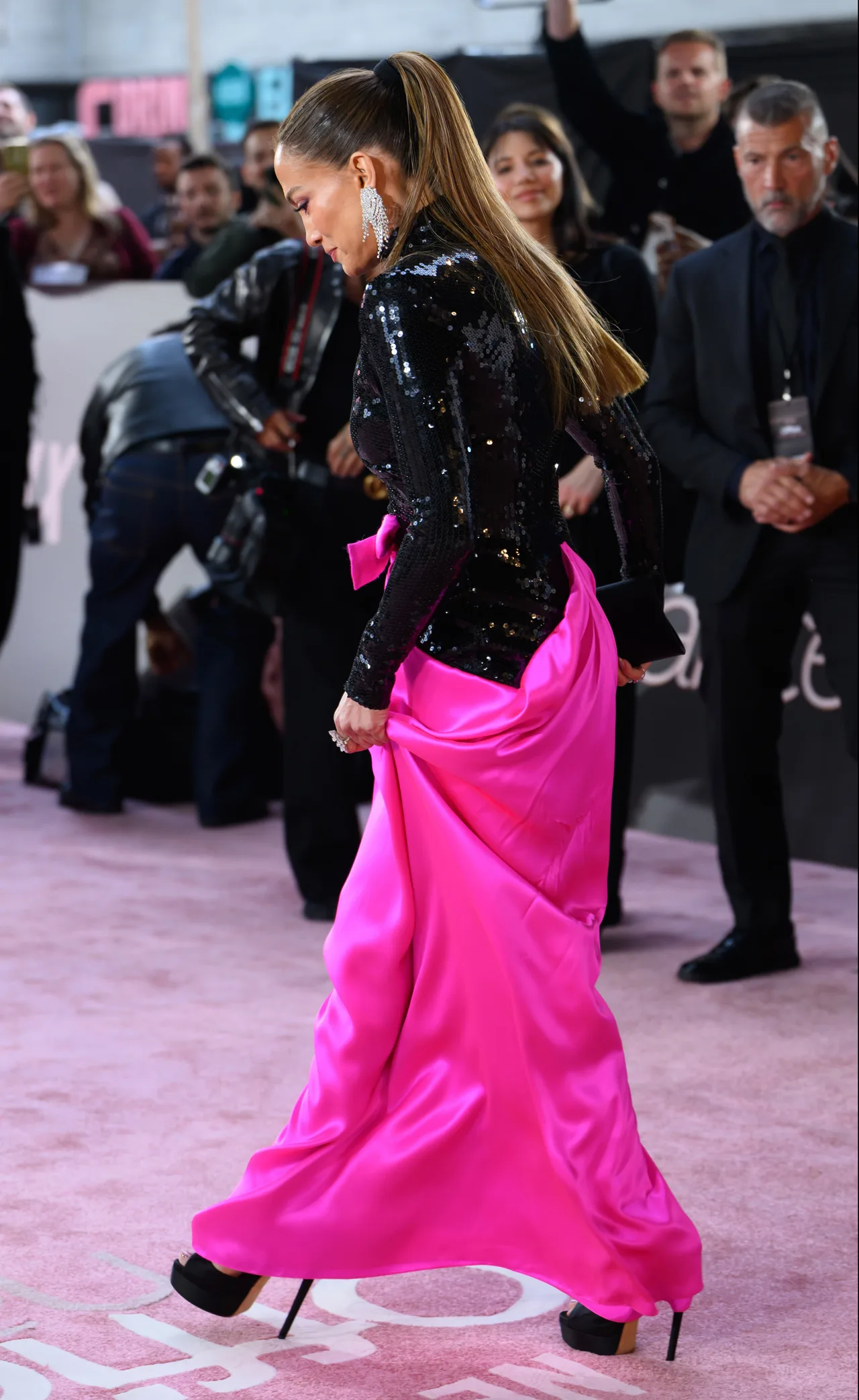 Jennifer Lopez embraces optical illusion fashion again