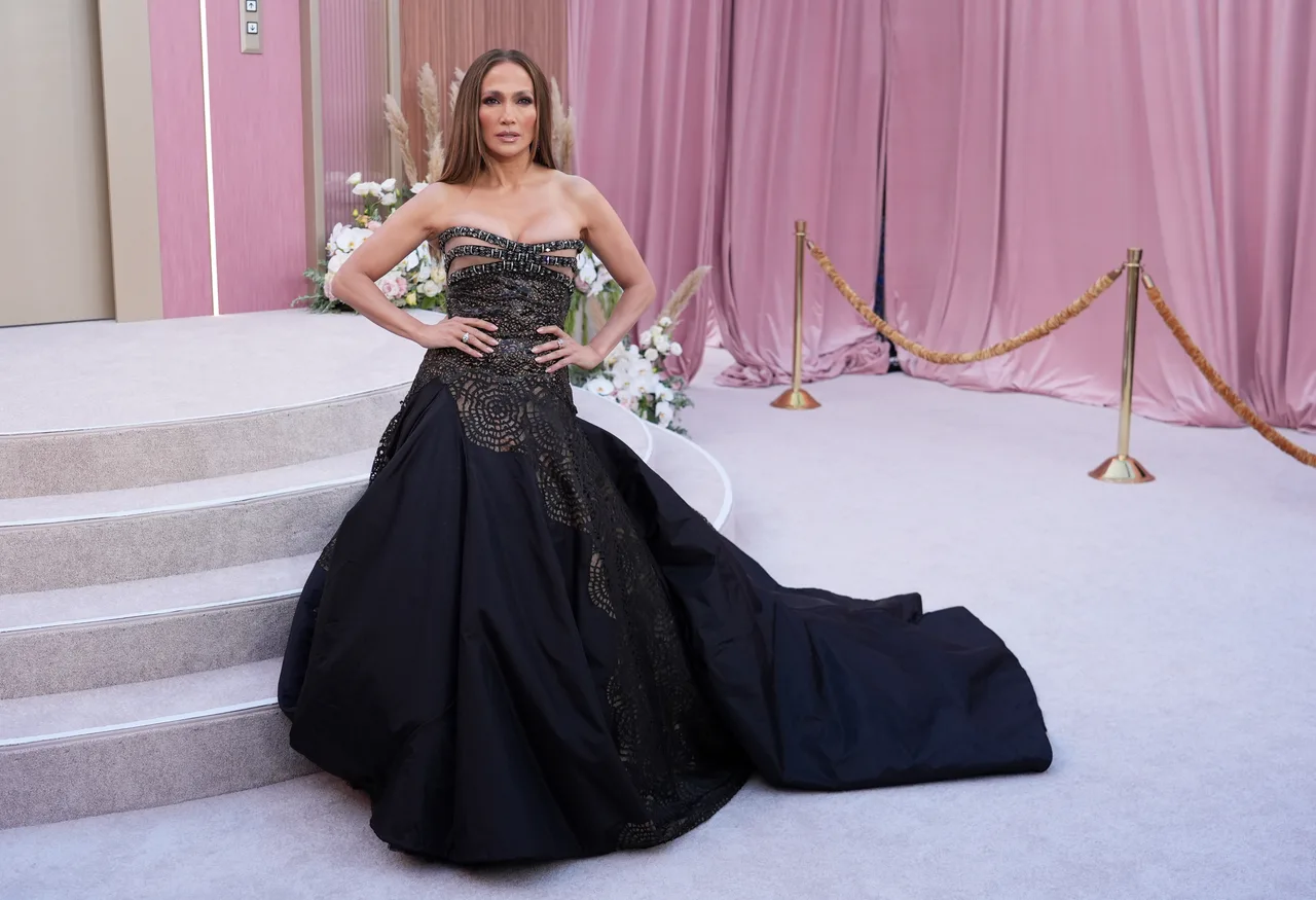 Jennifer Lopez wows in dramatic optical illusion gown