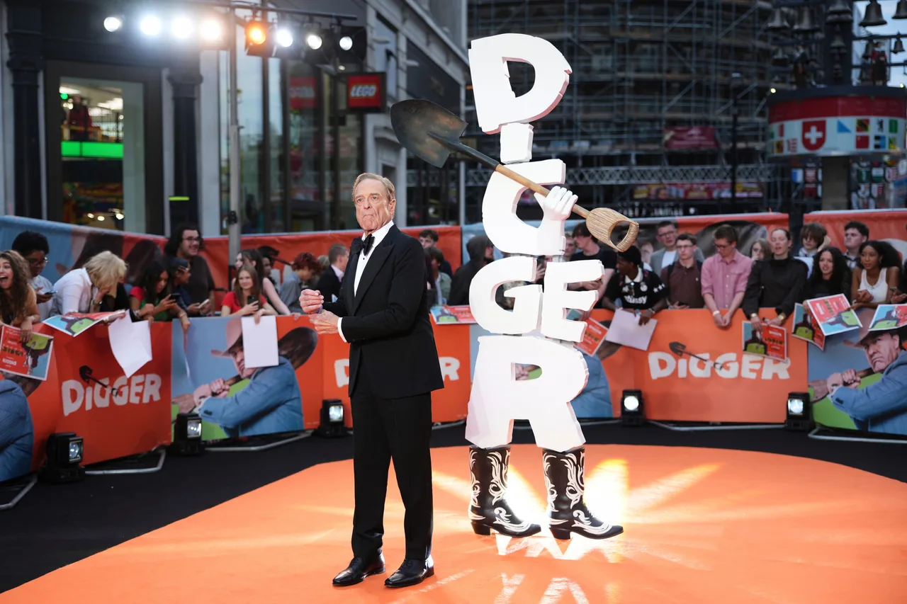 John Goodman turns heads with 200-pound weight loss