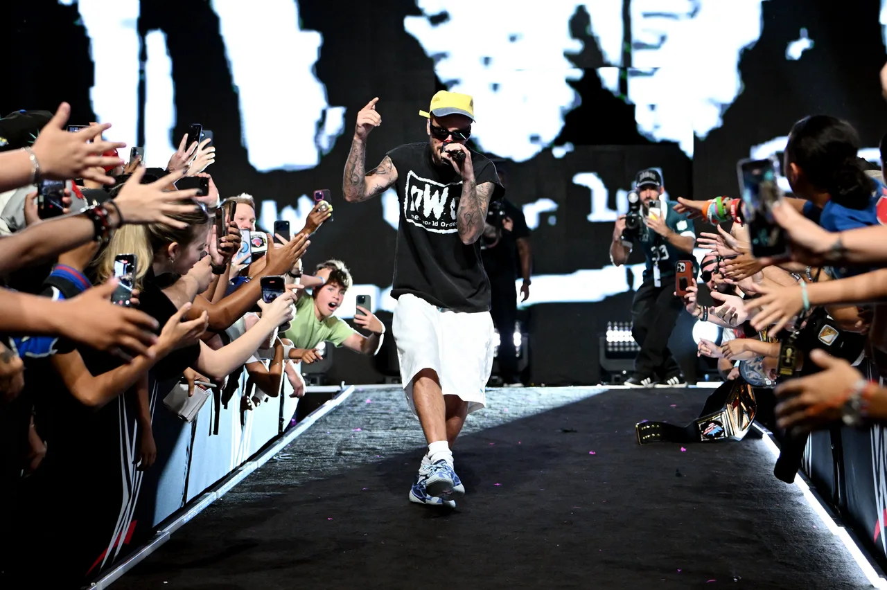 Justin Bieber brings the energy with surprise performance