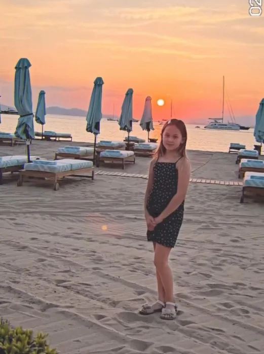 Kate Hudson’s daughter poses on the beach