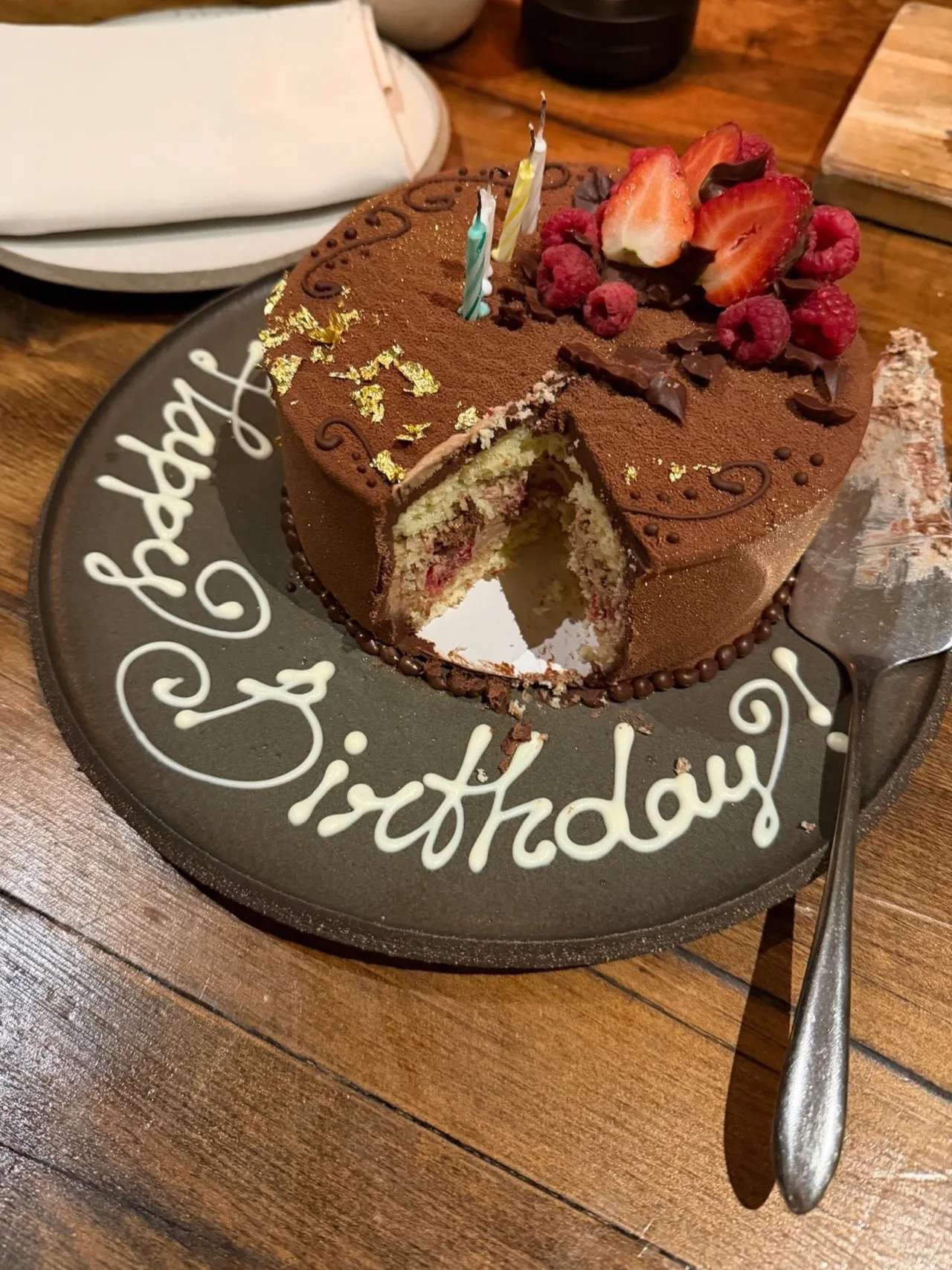 Katy Perry offers peek into her birthday cake
