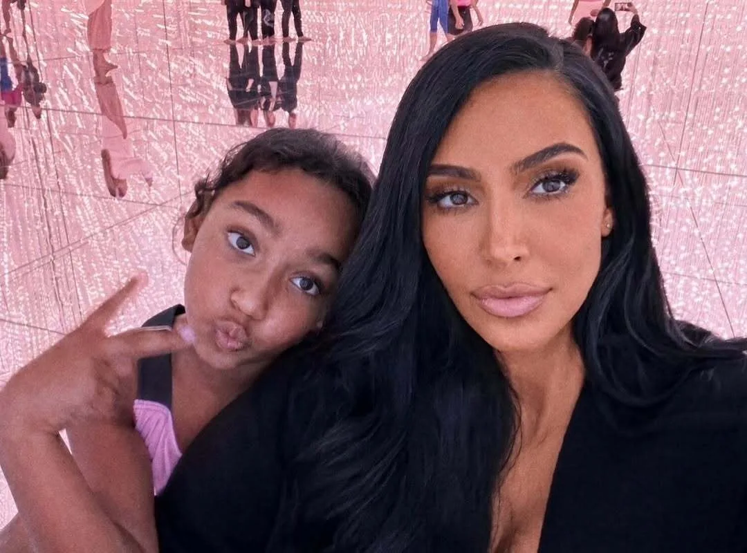 Kim Kardashain poses for selfie with Chicago