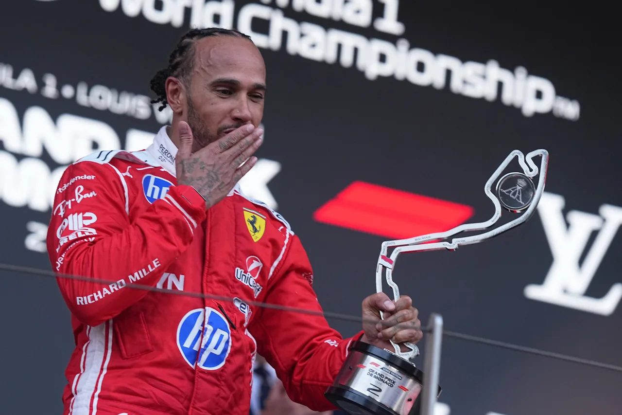 Lewis Hamilton blows a kiss to Kim Kardashian in rare PDA moment