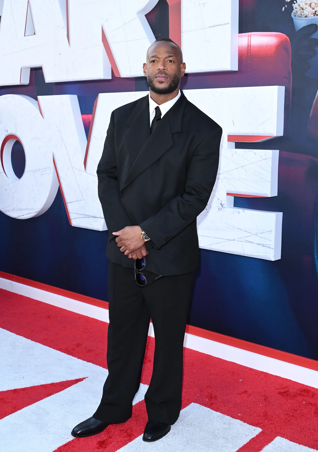 Marlon Wayans looked dapper in an all-black tailored look