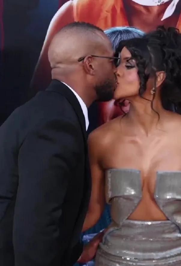 Marlon Wayans shares a kiss with mystery woman at 'Scary Movie' premiere