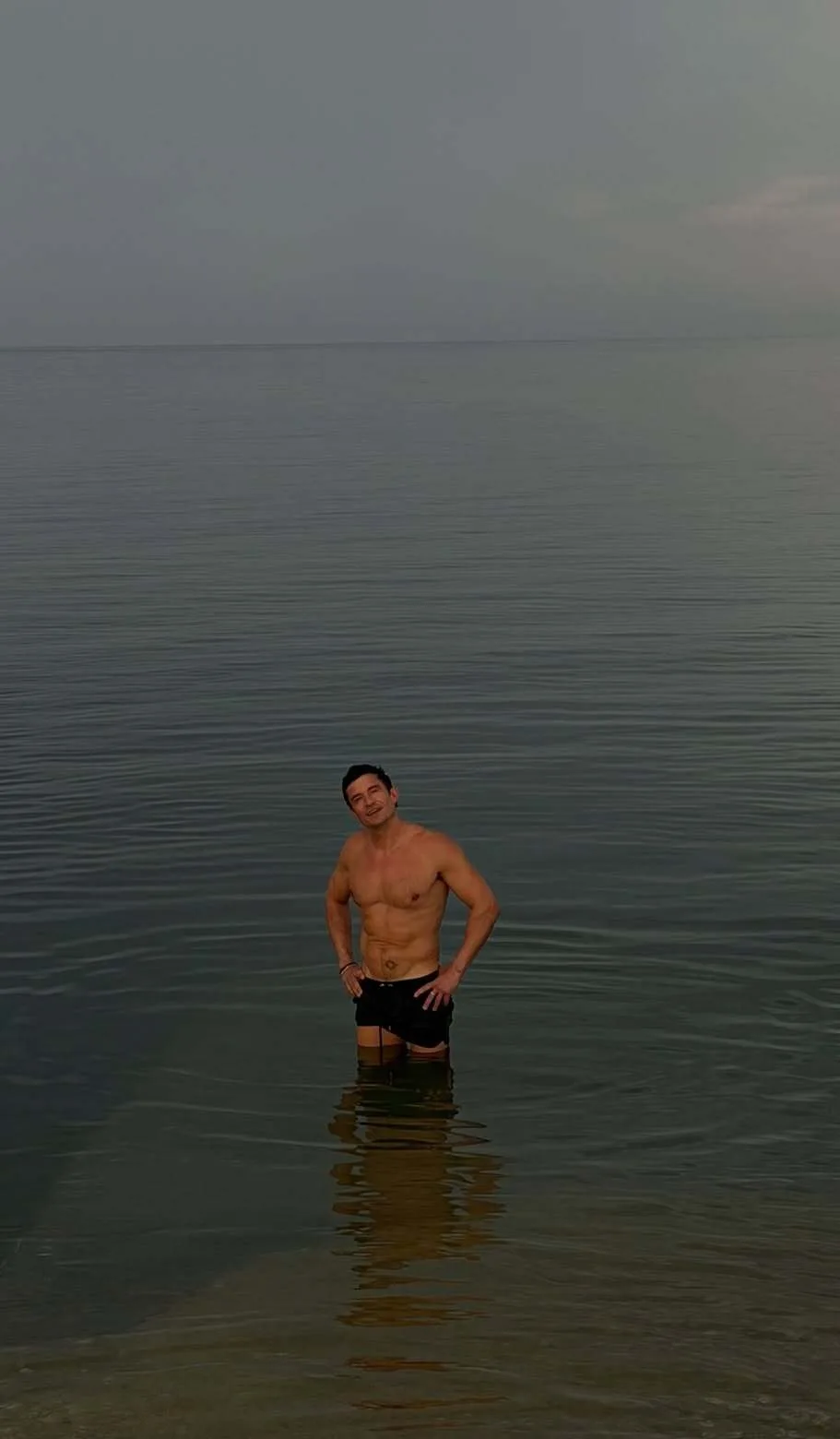 Orlando Bloom flaunts toned physique during getaway