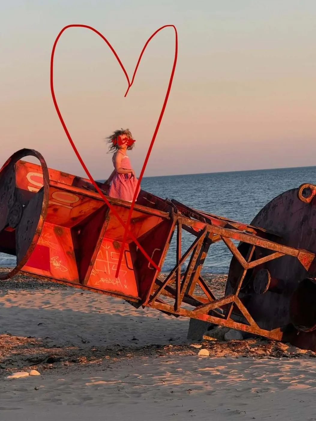 Orlando Bloom captures Daisy’s playful beachside moment