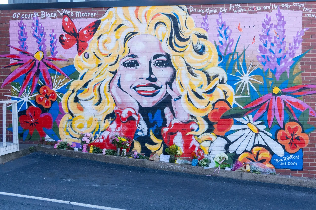 Dolly Parton's Nashville mural receives flower bouquets