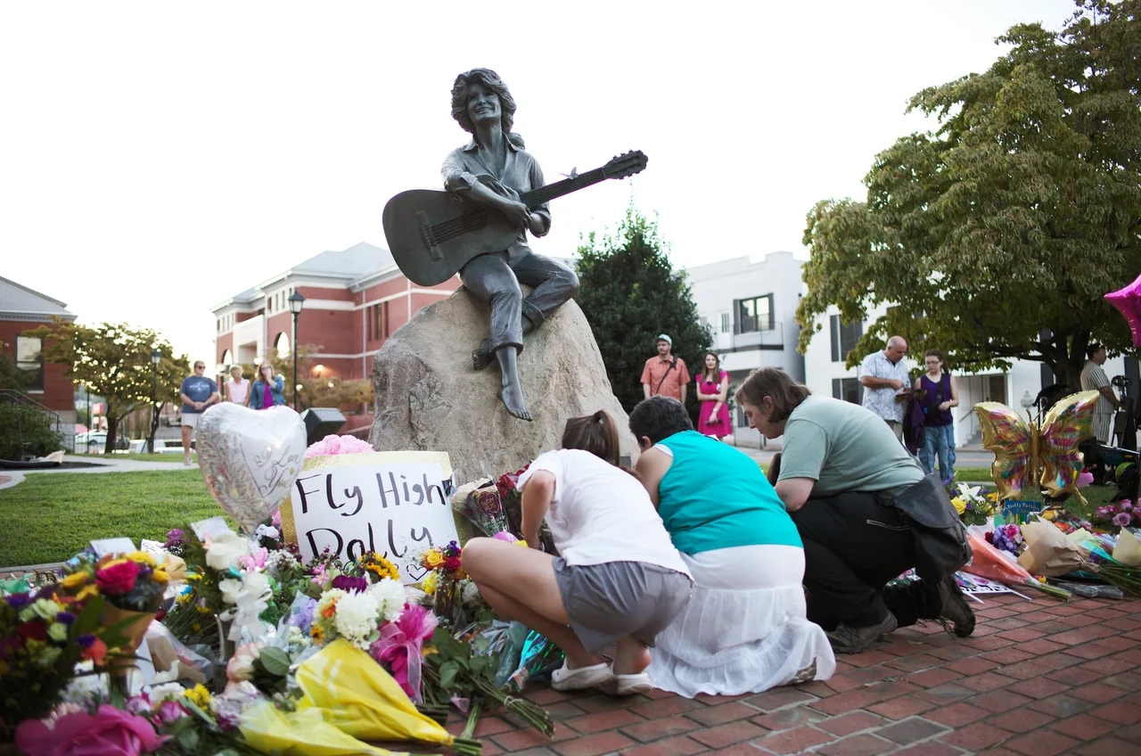 Fans gather near Dolly Parton statue inside Sevier County Courthouse