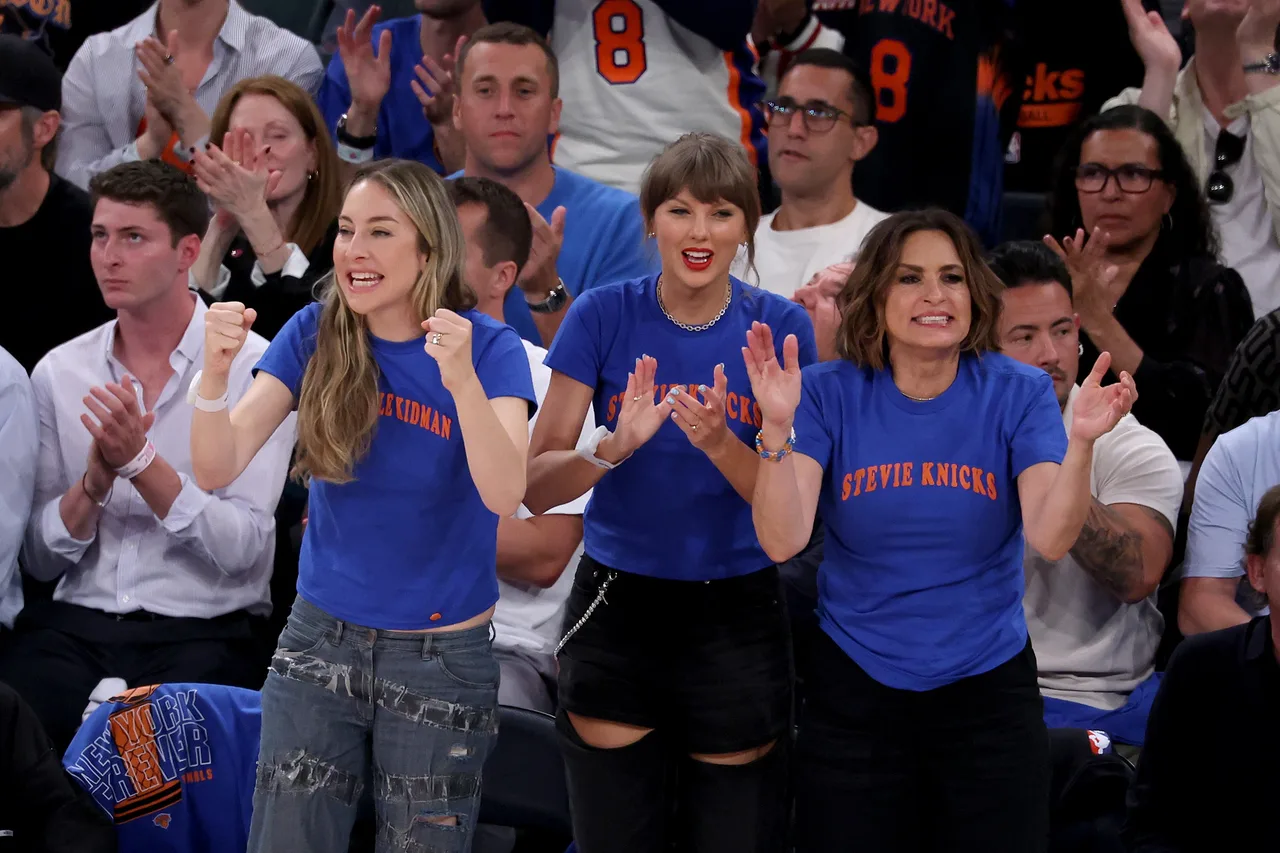 Taylor Swift twins her tee with Mariska Hargitay