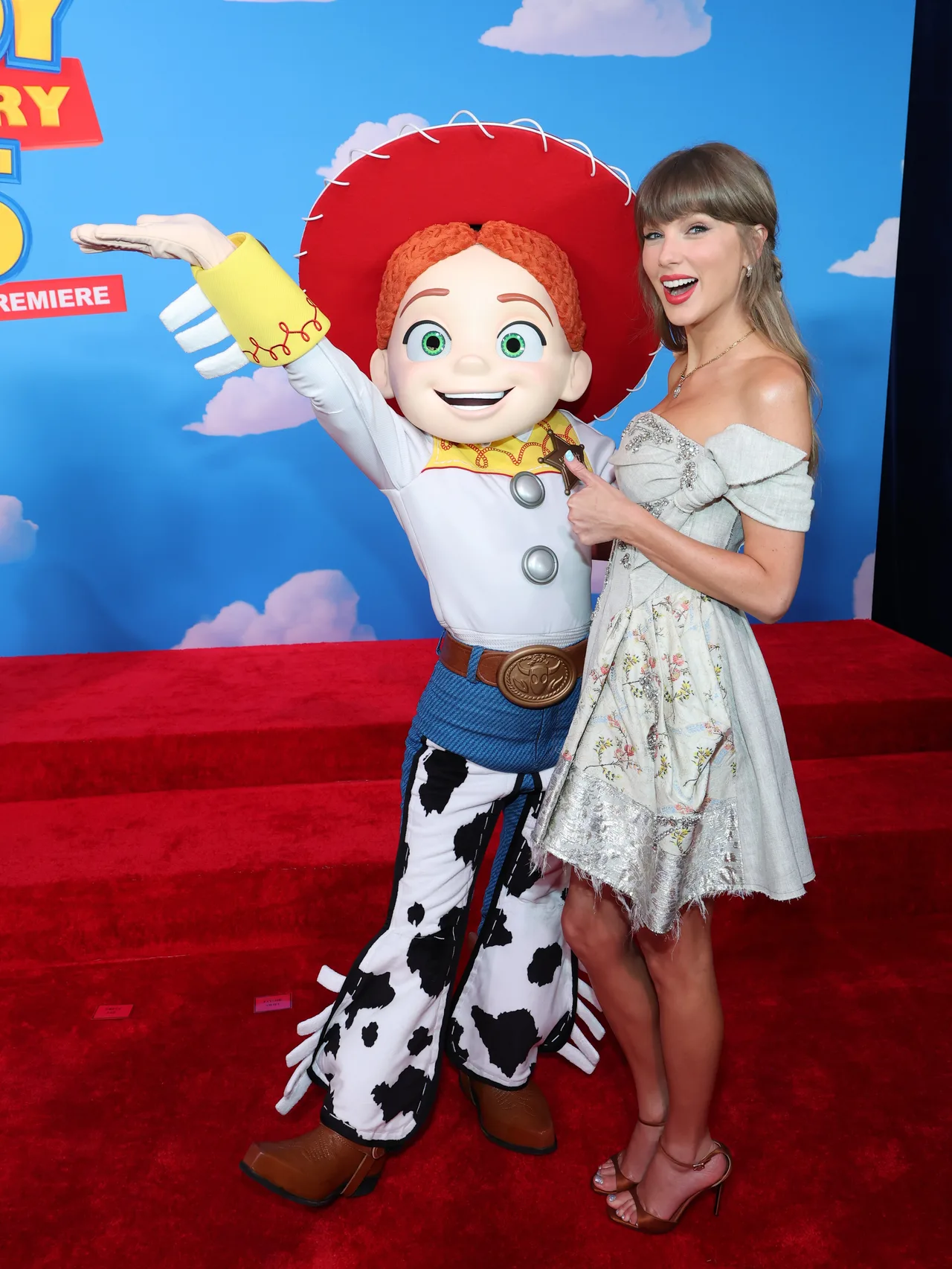 Taylor Swift adorably poses with Jessie from 'Toy Story'