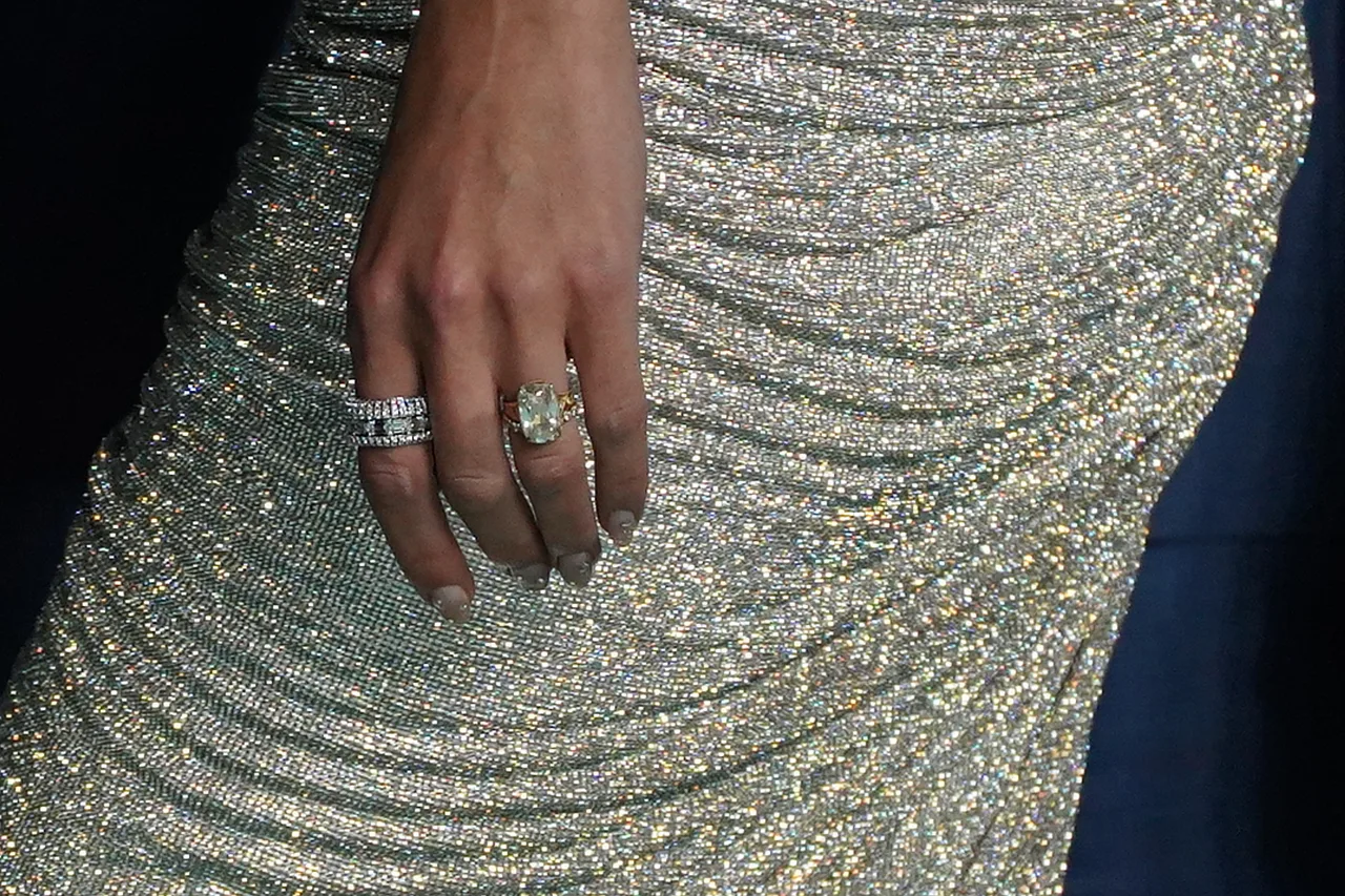 Taylor Swift shows off her wedding band and engagement ring at VMAs red carpet