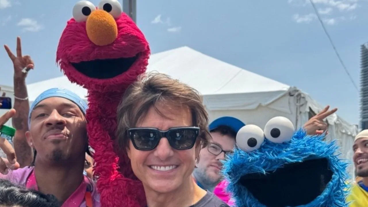 Tom Cruise befriends Elmo and Cookie Monster at FIFA World Cup final