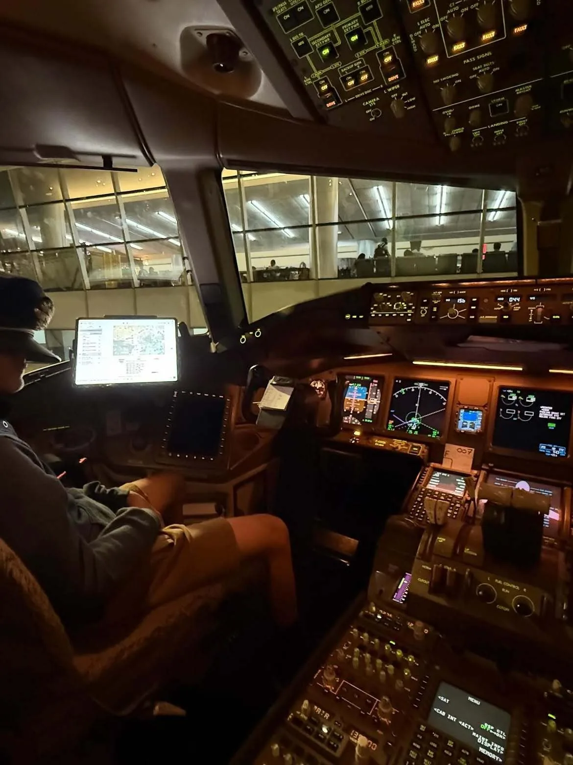 The mysterious cockpit photo