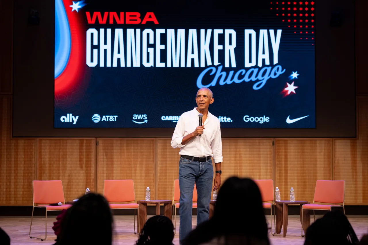 Obama surprises WNBA All-Stars in Chicago