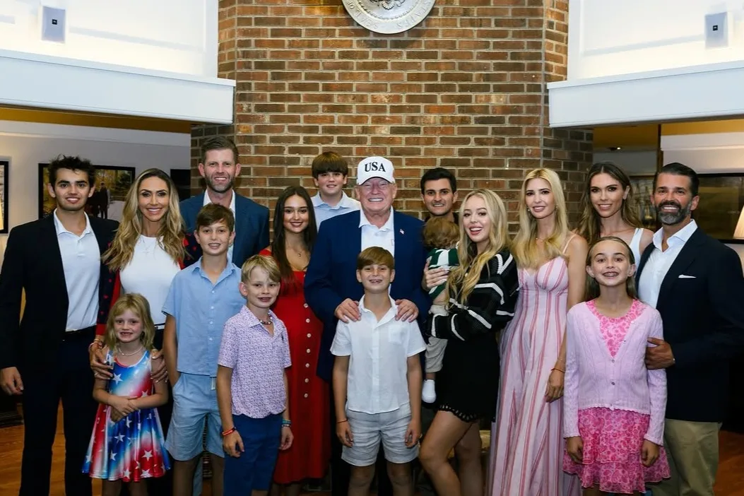 Trump poses with children and grandchildren